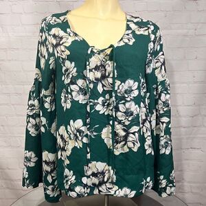 SĀ green floral SANCTUARY bell sleeve blouse. GUC
